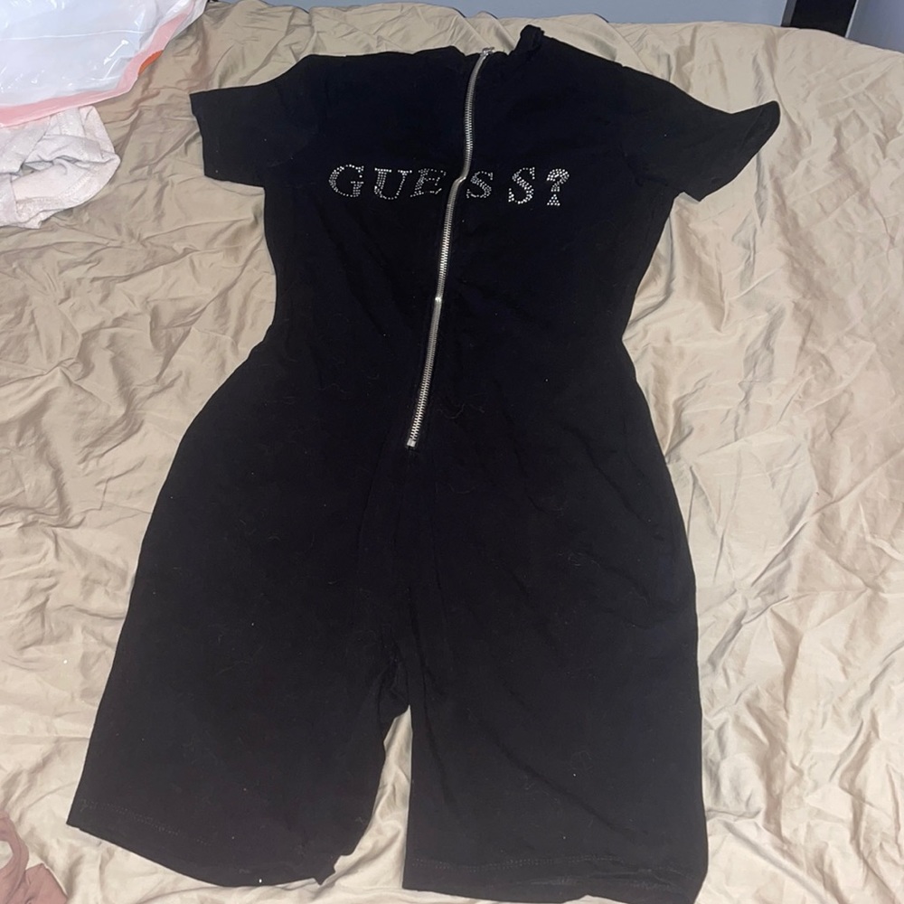Cute zipper up guess romper, super comfortable
